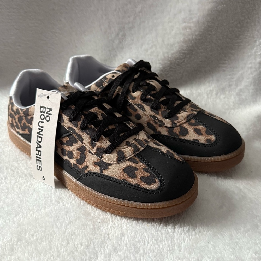 No Boundaries Sports Sneakers Leopard Black Design Women’s 6 Memory Foam